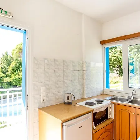 Blue White - Kefallonia Poolside Retreats Apartmanhotel