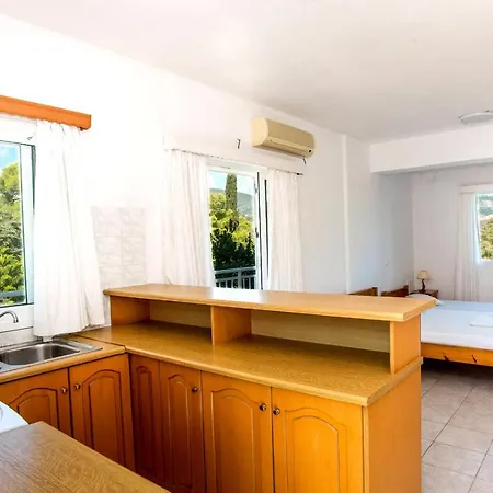 Blue White - Kefallonia Poolside Retreats Apartmanhotel