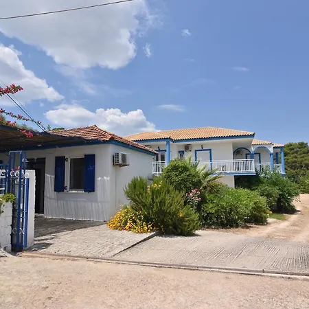 Blue White Apartments - Kefallonia Poolside Retreats 3*