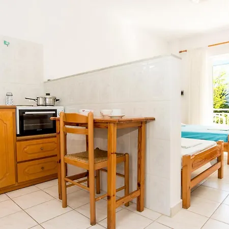 Blue White Apartments - Kefallonia Poolside Retreats 3* Sparta