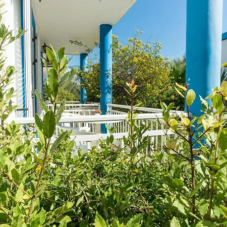 Blue White Apartments - Kefallonia Poolside Retreats 3*